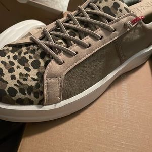 Hey dudes size 9 women fresh out box haven’t been worn includes box and tag